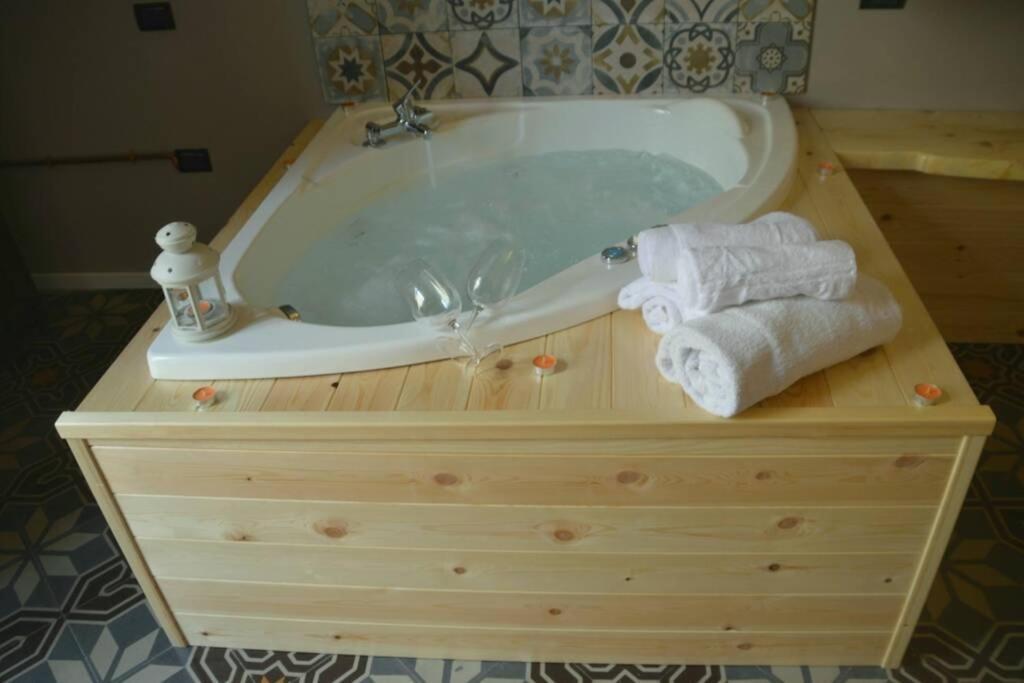 Wineexperience- Wine&Jacuzzi Suite Lecce Ngoại thất bức ảnh