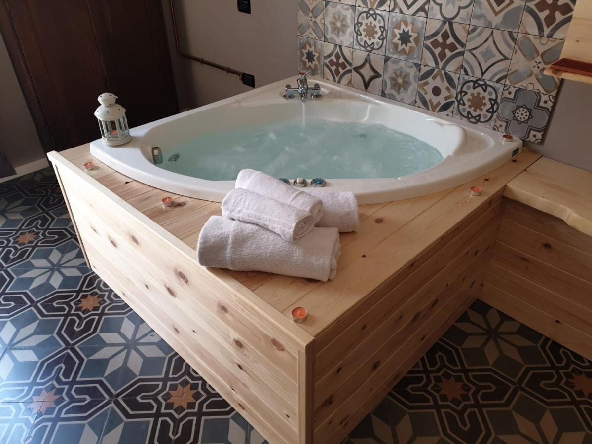 Wineexperience- Wine&Jacuzzi Suite Lecce Ngoại thất bức ảnh