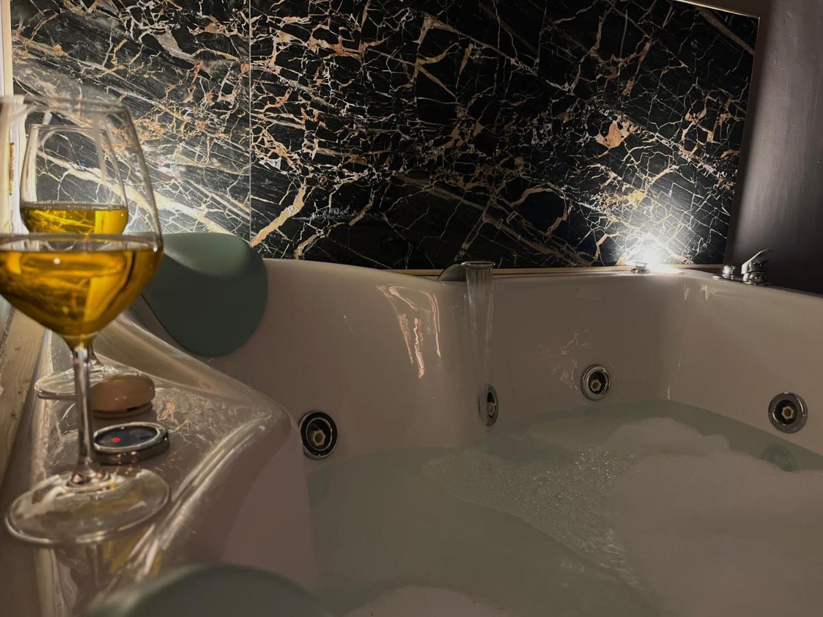 Wineexperience- Wine&Jacuzzi Suite Lecce Ngoại thất bức ảnh