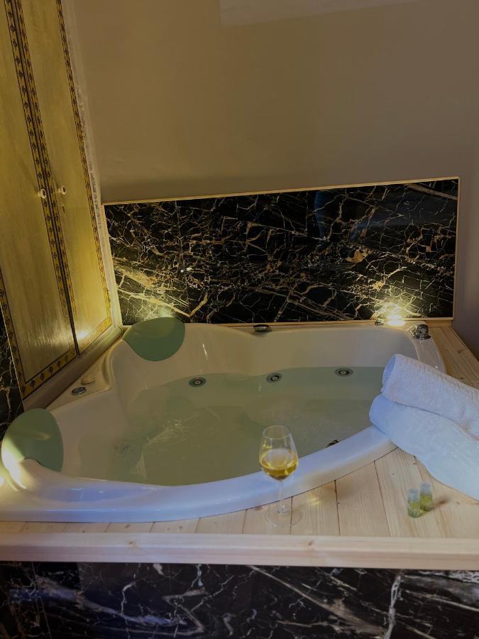 Wineexperience- Wine&Jacuzzi Suite Lecce Ngoại thất bức ảnh